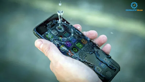  iPhone bị rơi vào nước