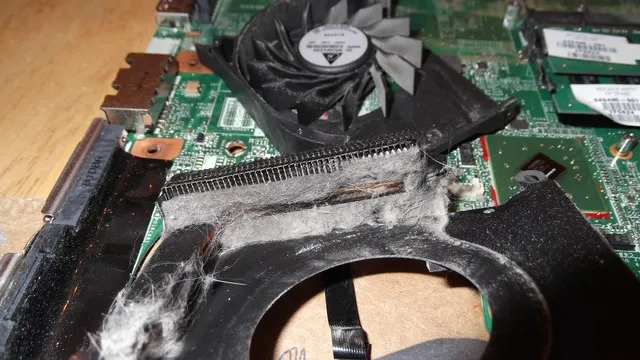 loại bỏ bụi bẩn bên trong laptop